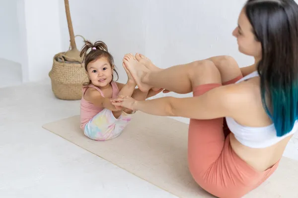 Mamá Hija Haciendo Ejercicio Juntas Entrenamiento Pareja Parejas Yoga — Foto de Stock
