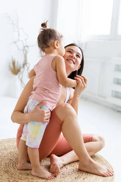 Lilla Dottern Kysser Och Kramar Sin Mamma Kärlek Till Barn — Stockfoto