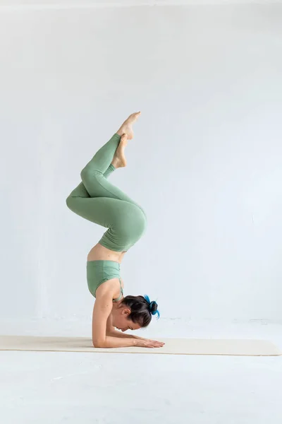 Mujer Joven Sujetador Deportivo Verde Polainas Practica Yoga Casa Ejercicio — Foto de Stock