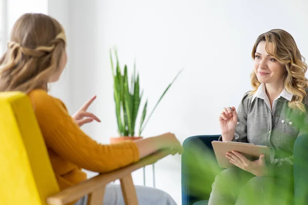 Una Psicologa Lavora Con Adolescente Nel Suo Ufficio Salute Mentale — Foto Stock