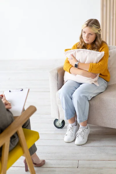 Upset Worried Teenage Girl Sits Couch Hugs Pillow Psychotherapy Session — Stock Photo, Image