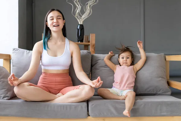 Mamá Joven Practica Yoga Sofá Con Hija Pequeña Posición Del — Foto de Stock