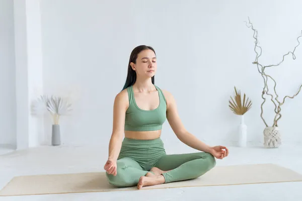 Wanita Muda Berlatih Yoga Dalam Posisi Teratai Pose Berkaki Silang — Stok Foto
