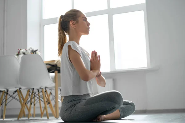 Yoga Casa Mujer Hacer Pose Loto — Foto de Stock