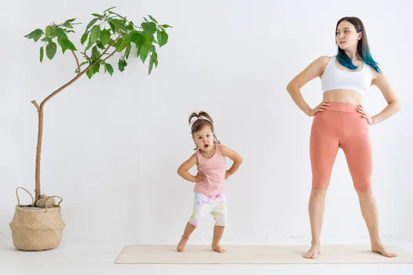 Mãe Filha Fazendo Aquecimento Casa Tapete Fitness Conceito Família Saudável — Fotografia de Stock