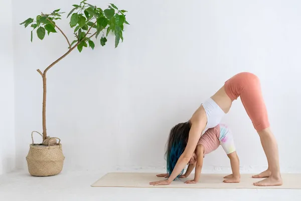 Ibu Dan Anak Berlatih Yoga Rumah Pose Salam Matahari Bawah — Stok Foto