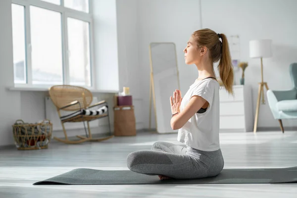 Mujer Joven Practicando Yoga Posición Loto Apartamento — Foto de Stock