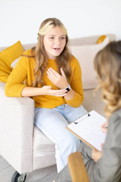 Ragazza Adolescente Paziente Allegra Consultazione Con Psicologo Primo Piano Sfocato — Foto Stock