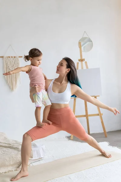 Madre Joven Con Hija Pequeña Practica Yoga Casa Posada Guerrero — Foto de Stock