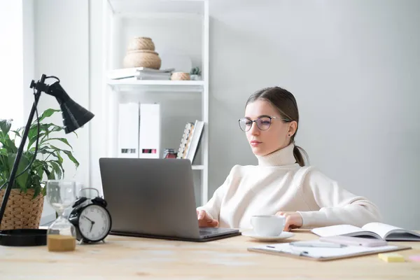 Jovem Psicólogo Mulher Está Realizando Consulta Line Sentado Laptop Casa — Fotografia de Stock