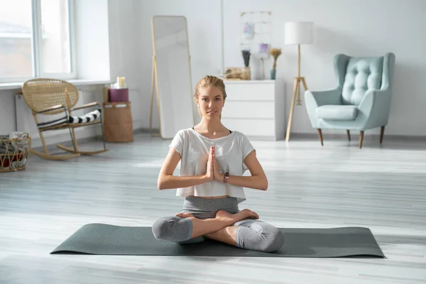 Mujer Joven Haciendo Yoga Salón — Foto de Stock