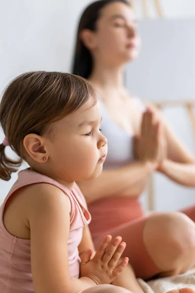 Mamá Joven Practica Yoga Con Hija Pequeña Meditación Posición Loto — Foto de Stock