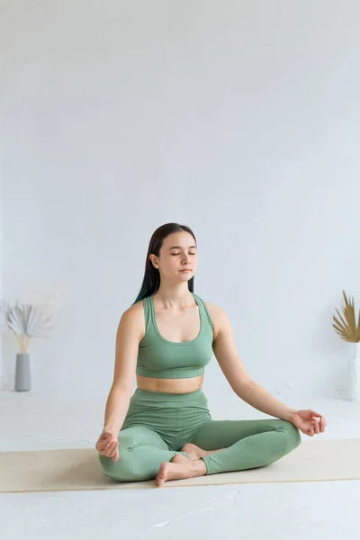 Wanita Berlatih Yoga Dalam Posisi Teratai Pose Berkaki Silang Meditasi — Stok Foto