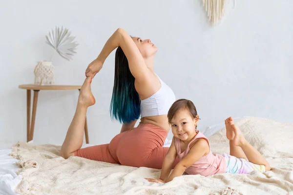 Mom Daughter Practice Yoga Together Home Bhujangasana Rajakapotasana Exercise — Stock Photo, Image