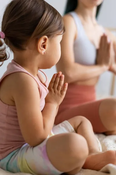 Mujer Niña Meditan Posición Loto Clase Yoga Personas Irreconocibles — Foto de Stock