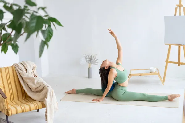 Wanita Dalam Pakaian Olahraga Hijau Berlatih Yoga Rumah Atas Tikar — Stok Foto