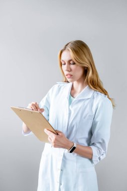 Elinde dosya olan mutlu bir kadın doktorun portresi. Sağlık kontrolü. Kayıt okumaları, tıbbi oturum.