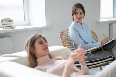 Hasta psikoterapi görüyor. Doktorun ofisindeki kanepede yatıyor..