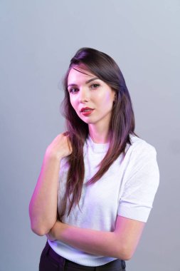 Neon Stüdyonun arka planında duran iş kadını. Güzel kadın portresi. 