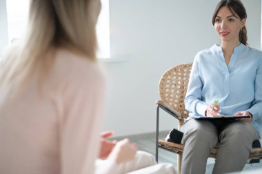 Profesyonel psikologla psikoterapi seansı.