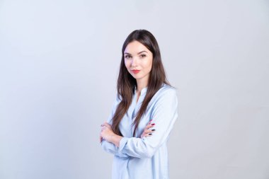Genç iş kadını gri arka plan üzerinde.