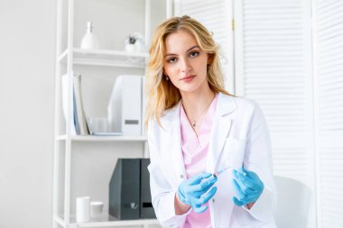 Elinde aşı olan beyaz önlüklü mutlu hemşire portresi. Covid 19 'a karşı nüfus aşısı. Dünya çapında salgın.