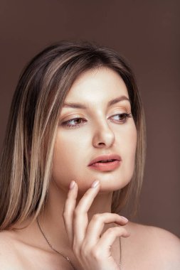 Kahverengi gözlü ve sarı saçlı güzel bir kadının güzel portresi. Profesyonel makyaj. Güzellik ve cilt bakımı.