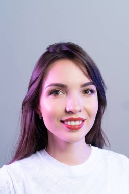 Neon Stüdyonun arka planında duran iş kadını. Güzel kadın portresi. 