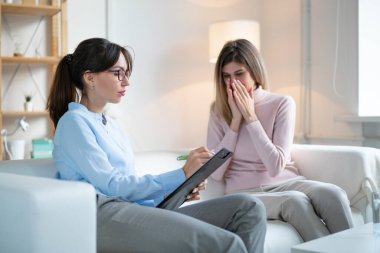 Çözülemeyen sorunlar, kritik duygular. Profesyonel psikoterapist parlak iç mekan atamaları yürütüyor..