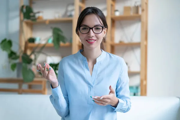 Giovane Donna Successo Psicoterapeuta Con Occhiali Conduzione Consultazione Sorridendo Gesticolando — Foto Stock