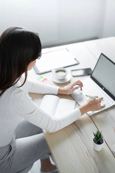 Donna Affari Occhiali Siede Tavolo Tipi Sul Computer Portatile Che — Foto Stock