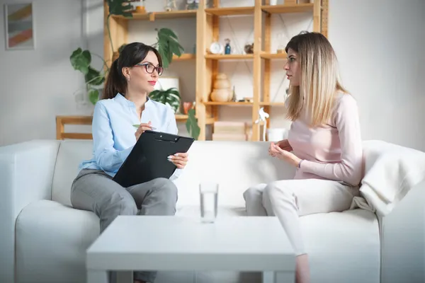 Paziente Parla Dei Suoi Problemi Con Psicoterapeuta Seduto Sul Divano — Foto Stock