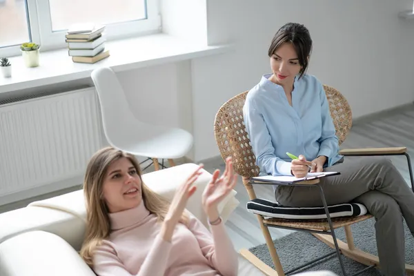 Psicologo Professionista Esperto Seduto Sulla Poltrona Che Ascolta Paziente Felice — Foto Stock