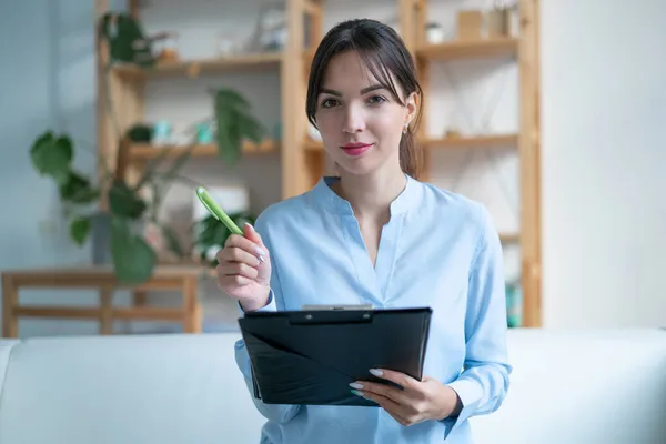 Assistente Sociale Con Videocamera Appunti Interno Dell Ufficio Sfondo — Foto Stock