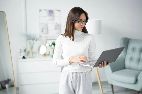 Mulher Negócios Óculos Fica Casa Olha Para Tela Laptop — Fotografia de Stock