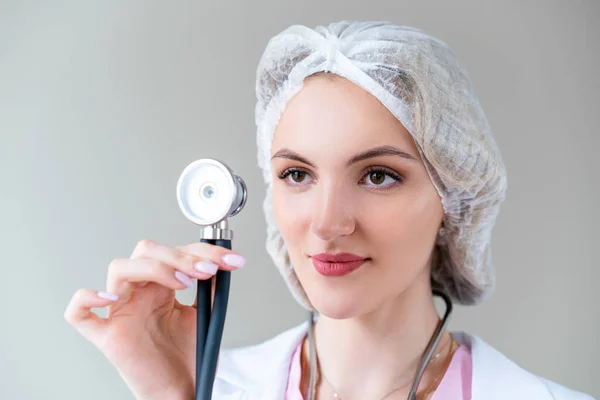 Retrato Una Joven Feliz Doctora Gorra Médica Manteniendo Estetoscopio Mano — Foto de Stock