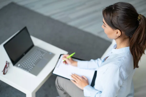 Giovane Donna Affari Che Lavoro Sul Computer Portatile — Foto Stock