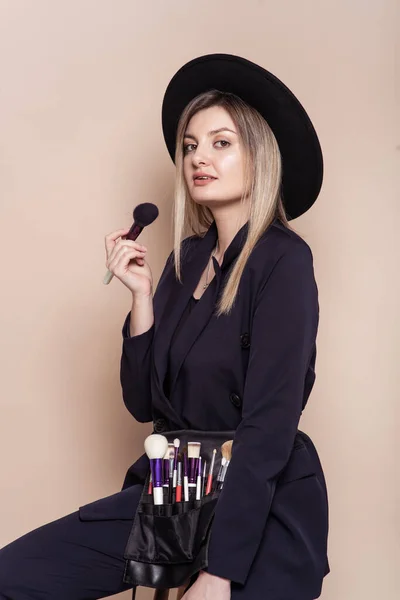 Joven Estilista Encantadora Mujer Con Cinturón Artista Maquillaje Pincel Herramienta — Foto de Stock