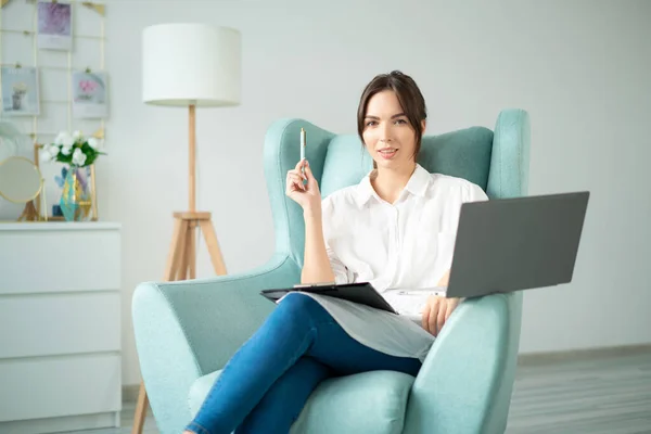 Jovem Treinador Online Mulher Senta Casa Cadeira Com Laptop Mantém — Fotografia de Stock