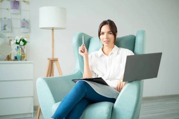 Giovane Donna Allenatore Online Siede Casa Sulla Sedia Con Computer — Foto Stock