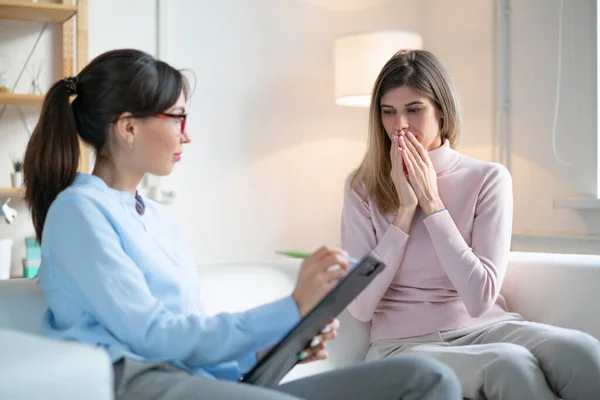 Unsolvable Problem Critical Emotions Professional Psychotherapist Conducts Appointment Bright Interior — Stock Photo, Image