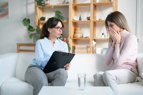 Psicoterapeuta Che Lavora Con Giovane Donna Ufficio Leggero — Foto Stock