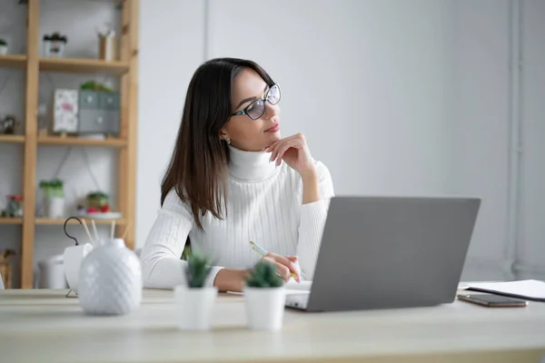 Donna Affari Occhiali Siede Fronte Computer Portatile Tiene Penna Mano — Foto Stock