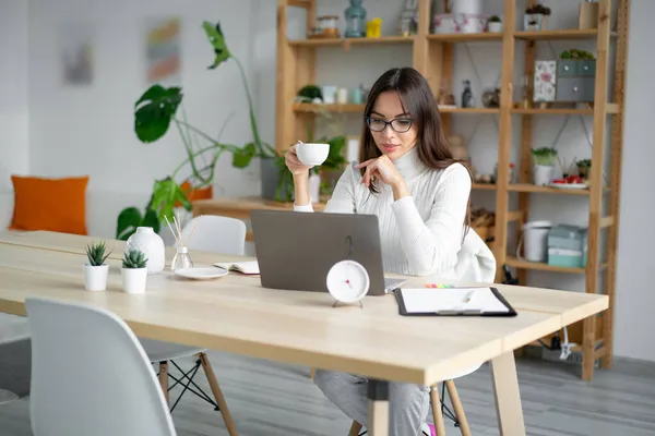 Giovane Donna Siede Tavolo Tenendo Caffè Bicchieri Guardando Computer Portatile — Foto Stock