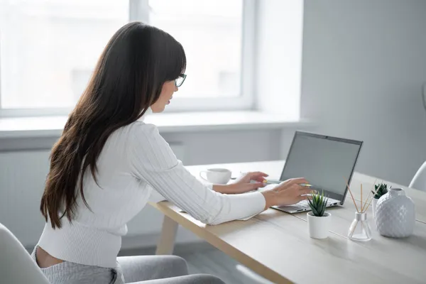 Mulher Negócios Está Sentada Mesa Pela Janela Está Digitando Laptop — Fotografia de Stock