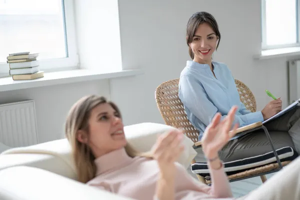 Felice Paziente Sul Divano Appuntamento Con Uno Psicologo — Foto Stock