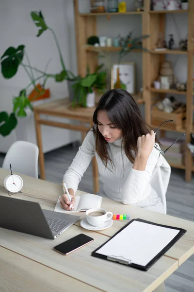 Donna Scrive Notebook Seduta Tavolo Scoreggia Portatile — Foto Stock