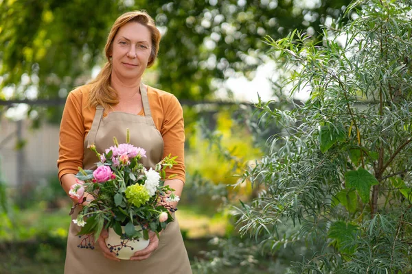 Tuinieren Floristiek Middelbare Leeftijd Concept Portret Van Lachende Vrouw Beige — Stockfoto
