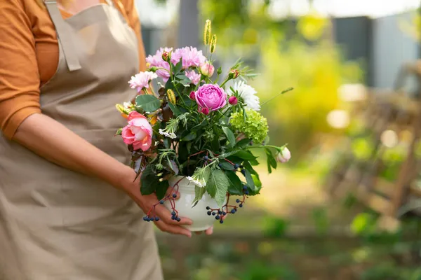 Vrouw Houdt Een Bloempot Vast Met Een Handgemaakt Boeket Bloemen — Stockfoto