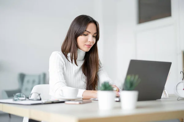 Donna Maglione Bianco Siede Fronte Computer Portatile — Foto Stock